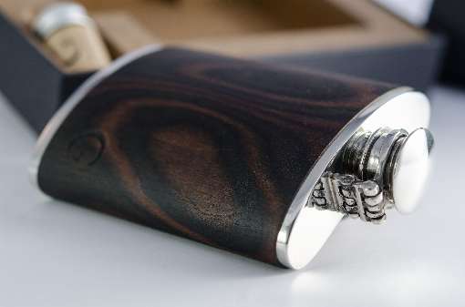 Photo 2: Hip flask with walnut veneer, which has a wonderful grain. Photo: Gentlecask